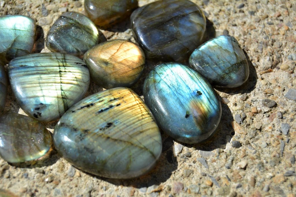 La Labradorite appelée aussi Pierre des thérapeutes ou éponge