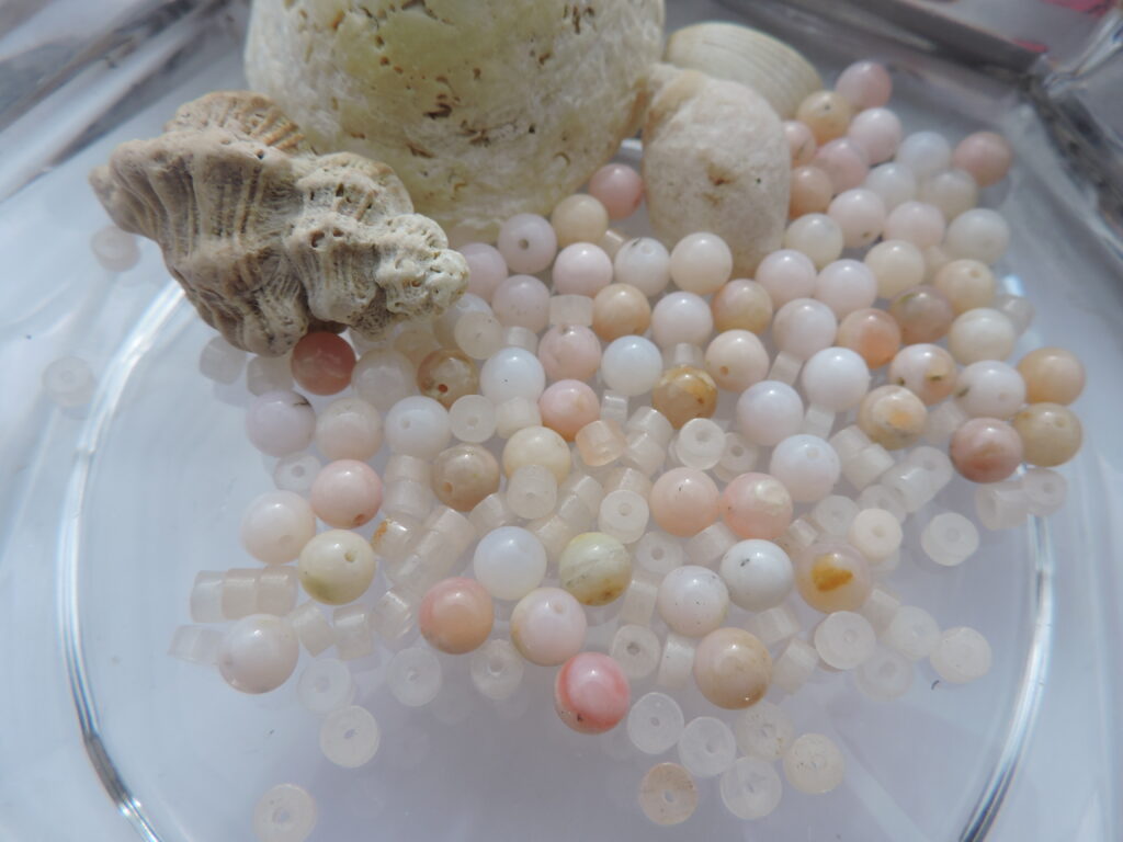 L'Opale Rose est une pierre tout en douceur qui apaise l'esprit et atténue les angoisses